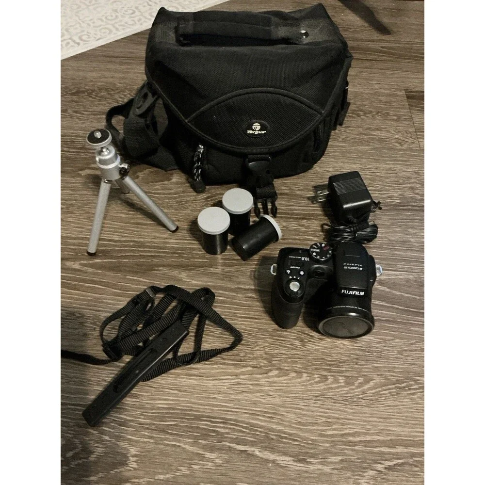 Fujifilm FinePix S1000fd 10.0MP Digital Camera, Black, Tested, W/8GB SD Card